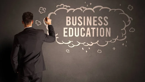 現代的なビジネスコンセプトの中にビジネス教育の碑文を持つクラウドを描くビジネスマン — ストック写真