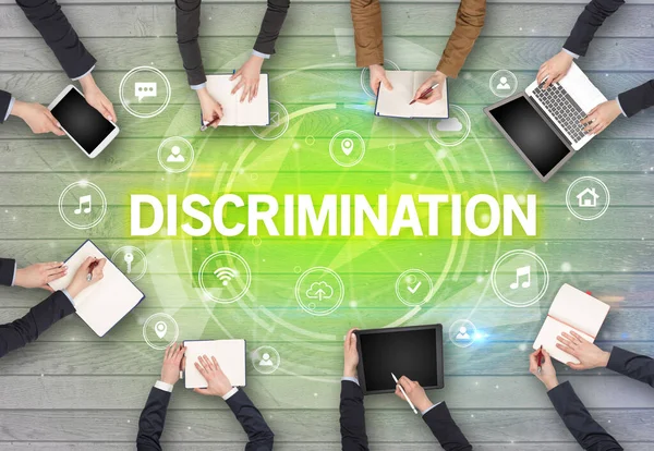 DISCRIMINATION ile toplantı yapan bir grup insan, sosyal ağ konsepti