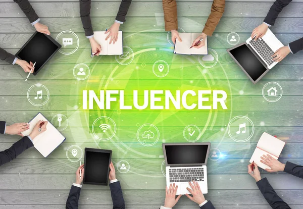 INFLUENCER ile toplantı yapan bir grup insan, sosyal ağ konsepti