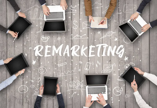 Gruppe Von Geschäftsleuten Die Büro Mit Remarketing Inschrift Arbeiten Coworking — Stockfoto