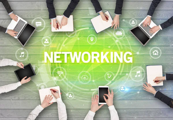 NETworking Insciption, sosyal ağ konsepti ile toplantı yapan bir grup insan