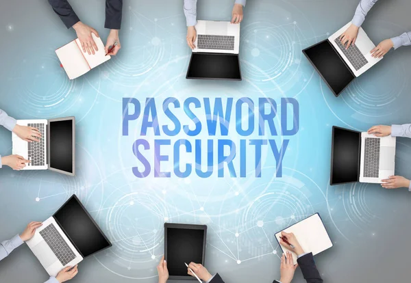 PASSWORD GÜVENLİK içgüdü, web güvenlik kavramı olan bir dizüstü bilgisayarın önünde bir grup insan