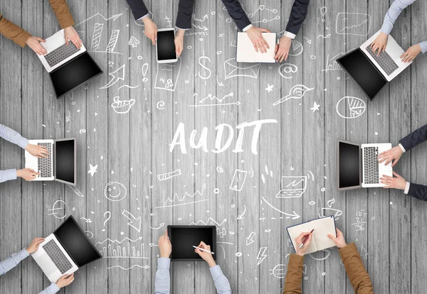 Grupa Osób Pracujących Biurze Napisem Audit Koncepcja Coworkingu — Zdjęcie stockowe