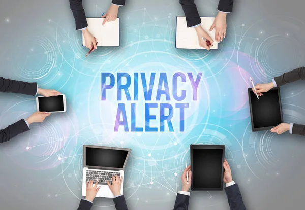 Bir dizüstü bilgisayarın önünde özel ALERT eğitimli bir grup insan, web güvenlik kavramı