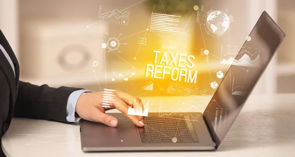 Taxes Reform 비즈니스 개념과 노트북에서 일하는 사업가의 — 스톡 사진