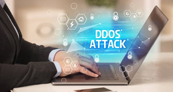 Ddos Attack Beschriftung Auf Laptop Internetsicherheit Und Datenschutzkonzept Blockchain Und — Stockfoto