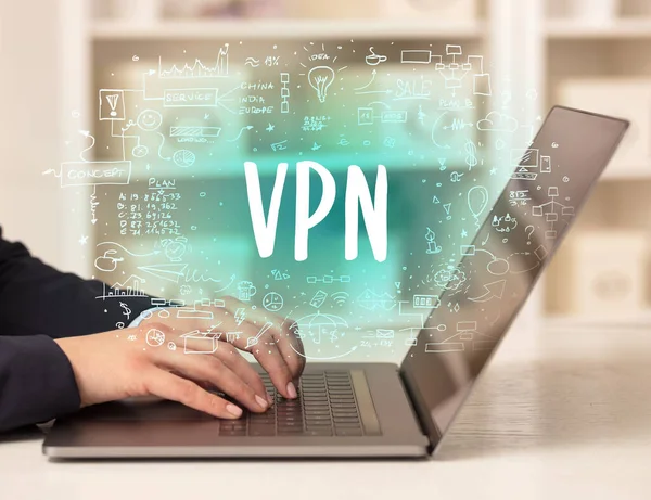 VPN kısaltması modern teknoloji konsepti ile yeni modern bilgisayarlar üzerinde çalışıyoruz.