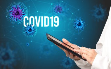 Doktor COVID19 yazıtlı reçete yazıyor, salgın konsepti.