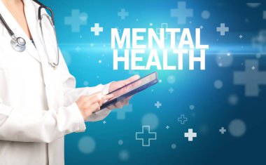 Doktor panoya MENTAL Sağlık yazısını, ilk yardım kavramını içeren notlar yazar.