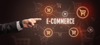 E-COMERCE yazıtlarına, çevrimiçi alışveriş konseptine yakın el işaretleri
