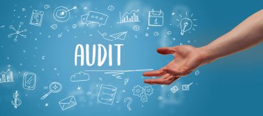 AUDIT yazıtlarına işaret eden kırpılmış ellerin yakın çekimi, modern iş çözümleri kavramı
