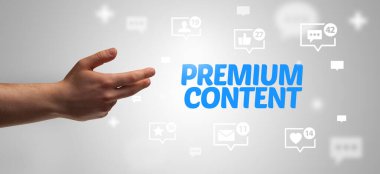 PreMIUM içeriğine işaret eden kırpılmış elin yakın çekimi, sosyal ağ konsepti