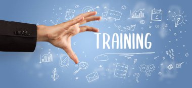 Kesilmiş ellerin yakın çekimi eğitim yazıtlarına işaret ediyor, modern iş çözümleri kavramı