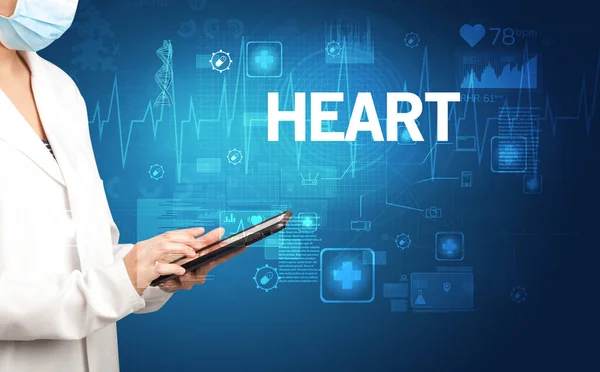 Młody Lekarz Zapisuje Notatki Napisem Heart Koncepcja Opieki Zdrowotnej — Zdjęcie stockowe