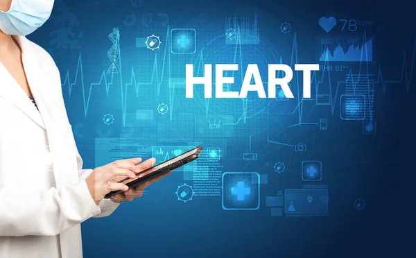 Ung Lege Skriver Notater Med Heart Inskripsjon Helsebegrep – stockfoto