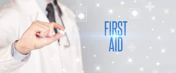 Крупный План Врача Дающего Таблетку Надписью First Aid Медицинская Концепция — стоковое фото