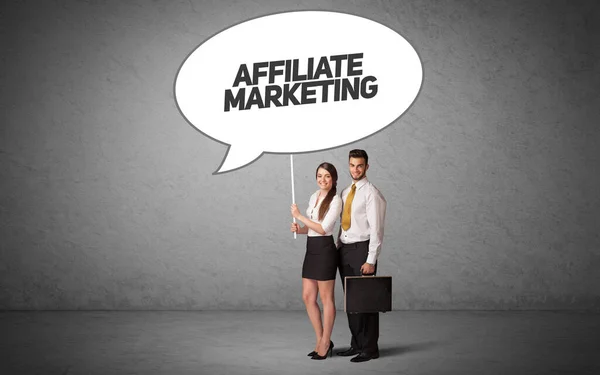 Fiatal Üzletember Alkalmi Holding Road Táblával Affiliate Marketing Felirattal Üzleti — Stock Fotó