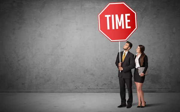 Jonge Zakenman Met Verkeersbord Met Time Inscriptie Nieuw Regelconcept — Stockfoto