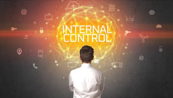Rückansicht Eines Geschäftsmannes Mit Internal Control Beschriftung Online Sicherheitskonzept — Stockfoto