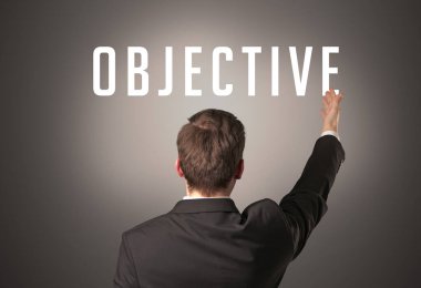 OBJECTIVE yazıtlarına ve güçlü iş konseptine sahip bir işadamının arka görünümü