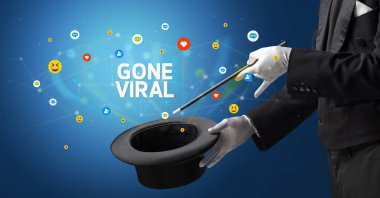 Sihirbaz, Go VIRAL yazıtları ve sosyal medya pazarlama konseptiyle sihirbazlık numarası gösteriyor.