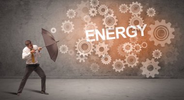 ENERGY yazıtları ve teknoloji kavramından şemsiyeyle savunma yapan iş adamı