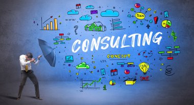 Şemsiyenin arkasına saklanan azimli iş adamı. Yazı, yeni iş konsepti.