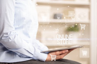 Genç kişi, ONLINE Mağazası yazısıyla çevrimiçi alışveriş uygulaması üzerinden alışveriş yapıyor