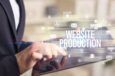 Web Sitesi Prodüksiyon Yazıtı, modern teknoloji kavramını araştıran bir tabletin yakın plan görüntüsü