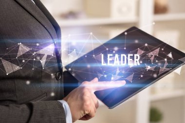 LeadER yazıtları ve modern iş teknolojisi kavramı olan tablet kullanarak elleri kapat