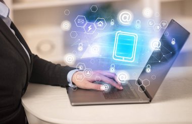 Eller tablet simgeleriyle dizüstü bilgisayarda çalışıyor, modern teknoloji kavramı