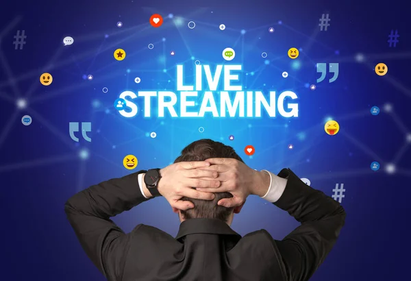 Zadní Pohled Podnikatele Nápisem Live Streaming Koncept Sociálních Sítí — Stock fotografie