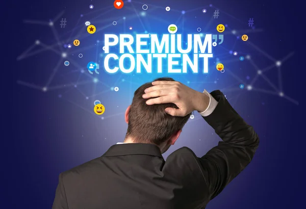 プレミアムコンテンツの碑文 ソーシャルネットワークの概念を持つビジネスマンの背面ビュー — ストック写真