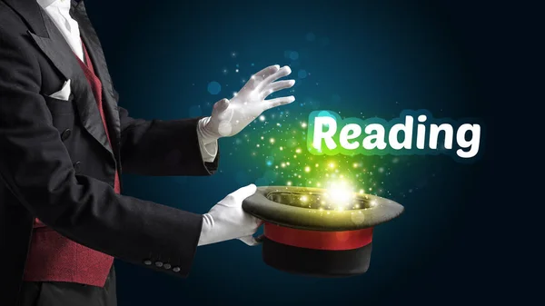 Kouzelník Předvádí Kouzelnický Trik Nápisem Reading Vzdělávací Koncept — Stock fotografie