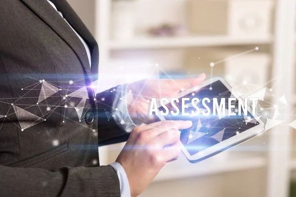 Close Handen Met Behulp Van Tablet Met Assessment Inscriptie Moderne — Stockfoto