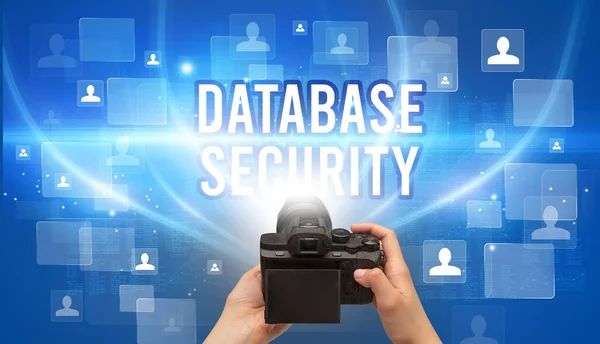 Närbild Handhållen Kamera Med Database Security Inskription Videoövervakningskoncept — Stockfoto