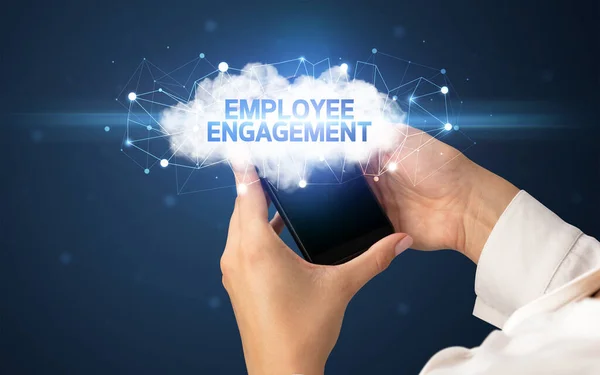 Weibliche Hand Berührt Smartphone Mit Mitarbeiterbindung Beschriftung Cloud Business Konzept — Stockfoto