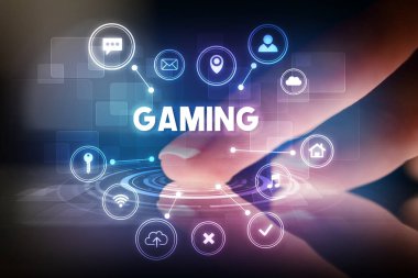 Web teknolojisi simgeleri ve oyun yazıtları ile tablete dokunmak, web teknolojisi kavramı