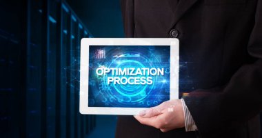 Tablet üzerinde çalışan genç iş adamı ve yazıyı gösteriyor: Optimizasyon Süreci, iş konsepti