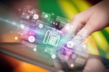 Faks simgeleri içeren tablet kullanan bir elin yakın çekimi, dijital para birimi kavramı