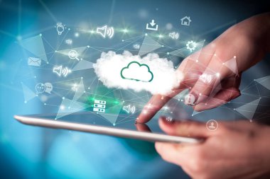 Bulut simgeleriyle dokunmatik ekrana yakın çekim, modern teknoloji konsepti