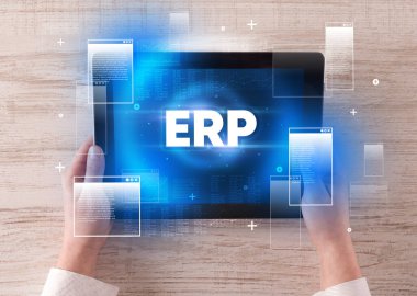 ERP kısaltmalı, modern teknoloji kavramına sahip el ele tutuşma tabletinin yakın çekimi