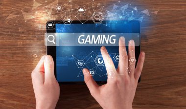 Oyun yazıtları, yüksek teknolojili bilgisayar kavramının arama tabletinin yakın plan görüntüsü