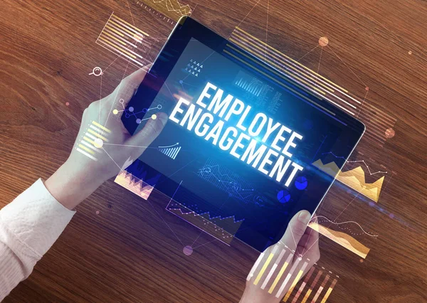 Nahaufnahme Von Händen Die Tablet Mit Employee Engagement Aufschrift Halten — Stockfoto
