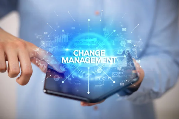 Бизнесмен Складным Смартфоном Надписью Change Management Новая Бизнес Концепция — стоковое фото