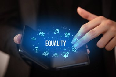 Katlanabilir akıllı telefonu elinde tutan bir iş adamı. Eşitlik yazısı, sosyal medya konsepti.