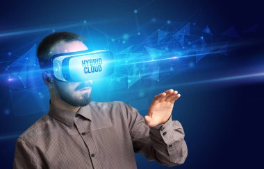 Sanal gerçeklik gözlükleriyle HYBRID CLOUD yazıtları ve siber güvenlik konseptiyle iş adamı