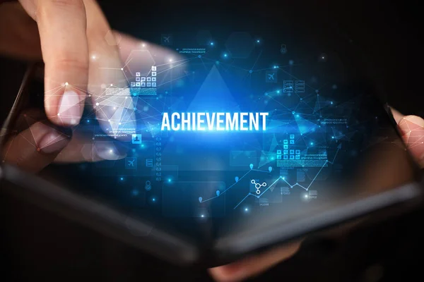 Επιχειρηματίας Κρατώντας Ένα Αναδιπλούμενο Smartphone Επιγραφή Achievement Επιχειρηματική Ιδέα — Φωτογραφία Αρχείου