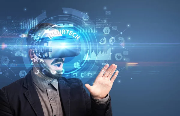 Zakenman Zoek Door Virtual Reality Bril Met Insurtech Inscriptie Innovatief — Stockfoto
