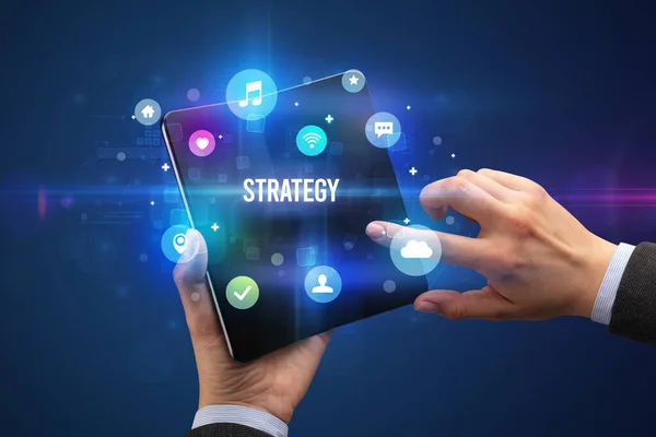 Zakenman Met Een Opvouwbare Smartphone Met Strategy Inscriptie Social Media — Stockfoto